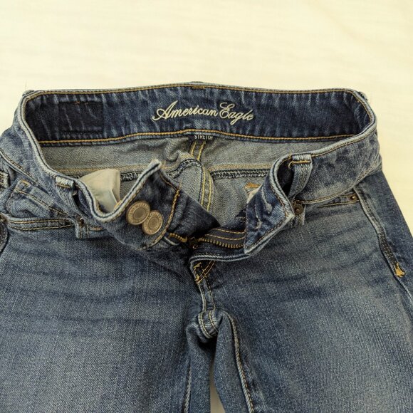 American Eagle 00 Cropped Medium Wash Jeans - Picture 4 of 14